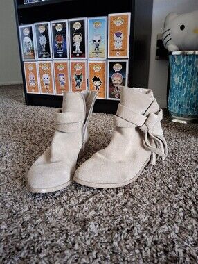 Authentic Guess neutral beige suede ankle booties - Size 7M